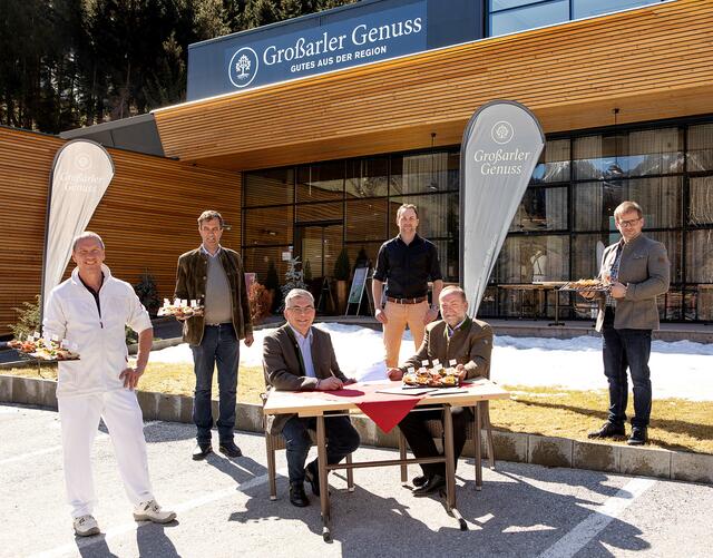 Sie unterzeichneten das Projekt „Großarler Rindfleisch“ (v.l.): Jürgen Höllmüller (Metzgermeister „Großarler Genuss“), Johann Rohrmoser (Ortsbauernobmann Großarl), Landesrat Sepp Schwaiger (Obmann des Salzburger Agrar Marketing), Thomas Ammerer (Geschäftsführer „Großarler Genuss“), Silvester Gfrerer (Obmann Bezirksbauernkammer St. Johann) und Raimund Rohrmoser (Ortsbauernobmann Hüttschlag). | Foto: Salzburger Landwirtschaft / Foto Oczlon