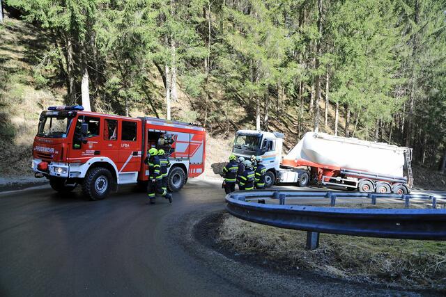 Die Feuerwehr befreite den Lastwagen. | Foto: FF/Zeiler