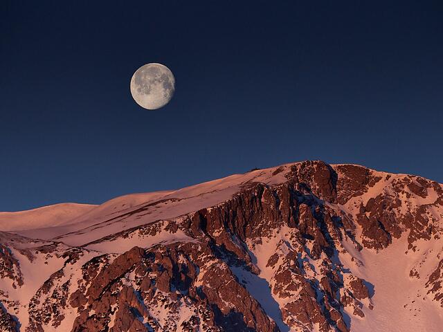 Monduntergang am 1.3 hinter der Fischerhütte am Schneeberg, zwei Tage nach Vollmond.