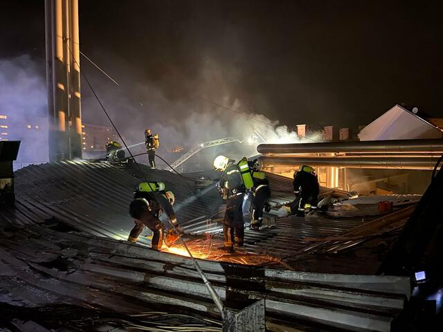 Die Einsatzkräfte haben mit der Öffnung von Teilbereichen des Daches mittels Spezialtrennsägen begonnen | Foto: Stadt Wien/Feuerwehr