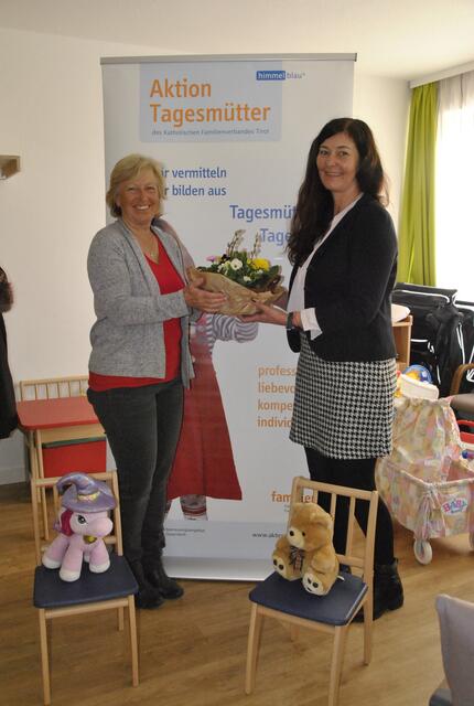 Lisbeth Unterberger übergibt nicht nur die Blumen sondern auch ihre Tätigkeit als Leiterin der Tagesmütter Kufstein an Hannelore Sparber. 
 | Foto: Eberharter