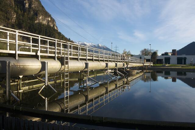 Mit der Auswertung des Abwassers in Kläranlagen – dem sogenannten Abwasser-Monitoring – kann für Tirol die Corona-Virenlast überprüft werden. Dadurch lassen sich frühzeitig Trends ablesen. | Foto: © Land Tirol/Wett