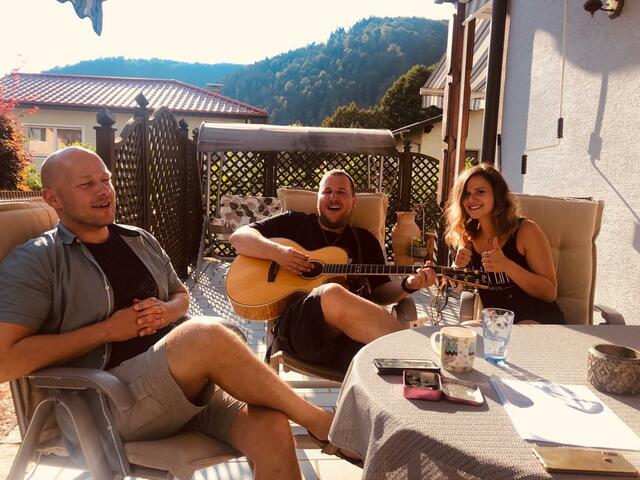 Gunther Eisler, Stefan Waltensdorfer und Christina Moritz haben im ersten Lockdown die Band "Quarantöne" gegründet. Das Foto entstand im Sommer. | Foto: KK