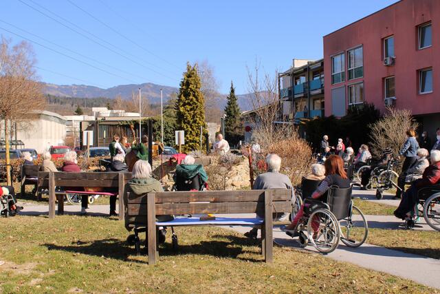 Gespannt lauschen die Seniorinnen und Senioren Pfarrer Herbert Kernstock. | Foto: Stadtgemeinde Kapfenberg