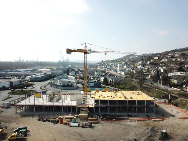 Die Bauarbeiten für das Dienstleistungszentrum (DLZ) Steyregg sind in vollem Gange.