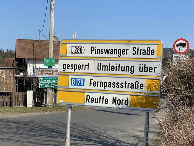 In Pflach wird man bei der Abzweigung Richtung Pinswang auf die Sperre aufmerksam gemacht.  | Foto: Reichel