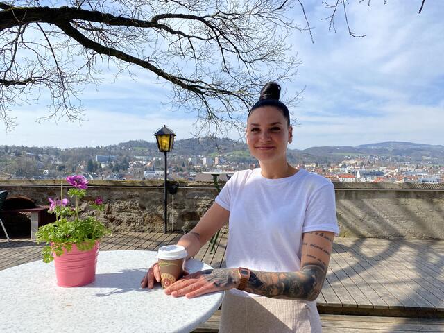 Das Schlosscafé hat bei Schönwetter geöffnet und bietet Getränke und Speisen zum Mitnehmen an – selbstverständlich auch Kaffee. | Foto: BRS