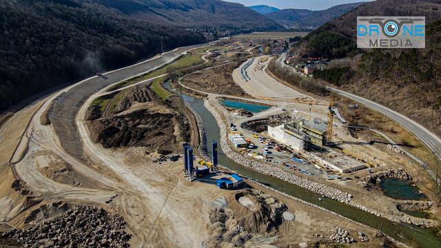 Die Riesenbaustelle aus der Vogelperspektive Richtung Fahrafeld