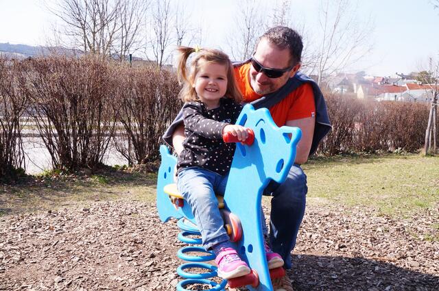 Lea Guth mit Papa Bernhard Müller am Spielplatz beim Campinplatz