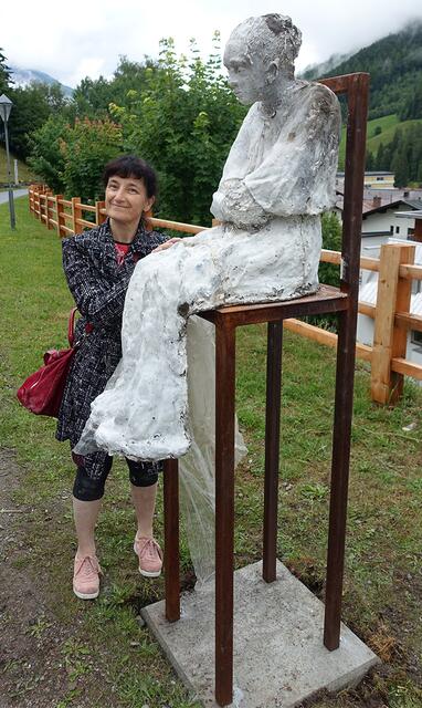 Bildhauerin Minu Ghedina mit ihrer vorerst letzten Skulptur der Kunstmeile "Die Wächterin" 2019. | Foto: Lisa Krabichler