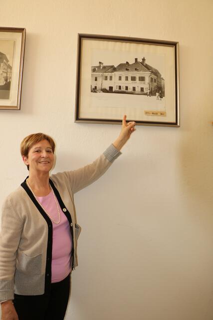 Margarethe Zaucher vor dem "Eckwirt"-Foto.