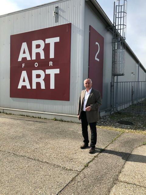 Haringsees Bürgermeister Roman Sigmund vor der Art-for-Art-Halle, die zum Impfentrum für den Bezirk Gänserndorf wird.