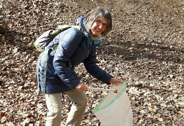 Ihre Gurkenzange ist Sonja Winkler bei ihrem neuen Hobby behilflich. | Foto: Sonja Winkler