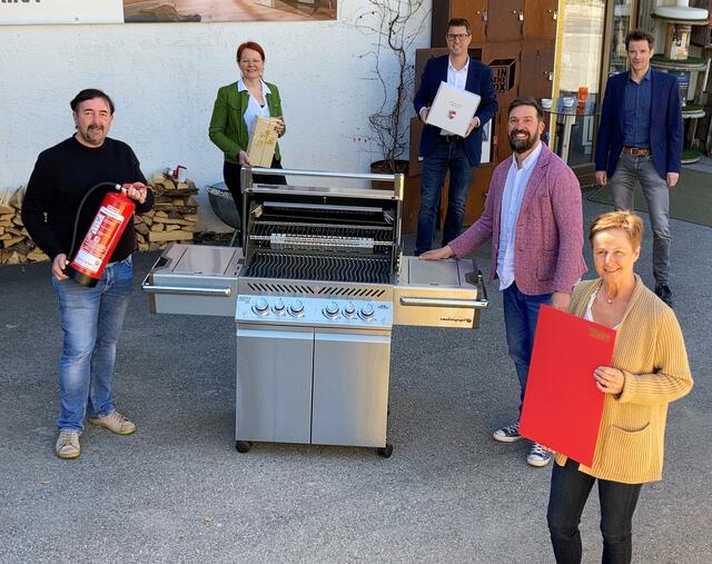 Coronabedingt mit viel Abstand gratulierten die Marktgemeinde Telfs und die WK Tirol zum 170-jährigen Bestehen der Firma Rohowsky (v.l.n.r.): Rudi Rohowsky, Cornelia Hagele, Christian Härting, Robert Rohowsky, Gabi Schiestl, Stefan Wanner. | Foto: Rohowsky