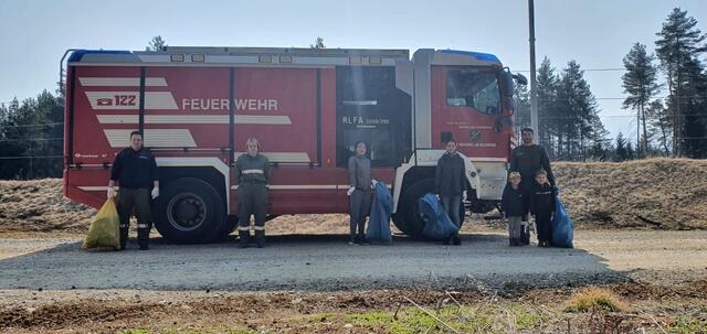 Zahlreiche Säcke voll Abfall wurden von den Freiwilligen der Feuerwehr St. Michael ob Bleiburg bei der Flurreinigung gesammelt. | Foto: Privat