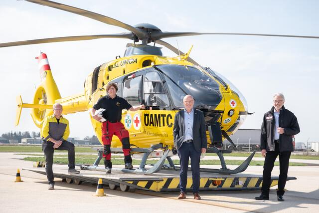 ÖAMTC-Präsident Karl Pramendorfer, Flugrettungsarzt Martin Dünser, Pilot und Geschäftsführer der ÖAMTC-Flugrettung Reinhard Kraxner und OÖ-Rotkreuz-Präsident Walter Aichinger. | Foto: ÖAMTC