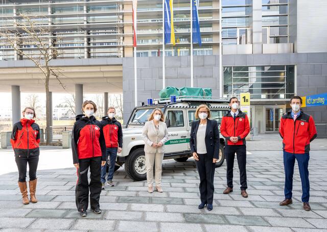 Landesrätin Ulrike Königsberger-Ludwig, Landeshauptfrau Johanna Mikl-Leitner und Matthias Cernusca, Landesleiter der Bergrettung NÖ/Wien, mit Mitarbeiterinnen und Mitarbeitern der Bergrettung NÖ/Wien | Foto: NLK Filzwieser