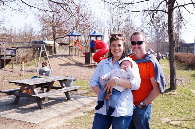 Mona Guth mit Anna und Bernhard Müller am Spielplatz beim Campinplatz