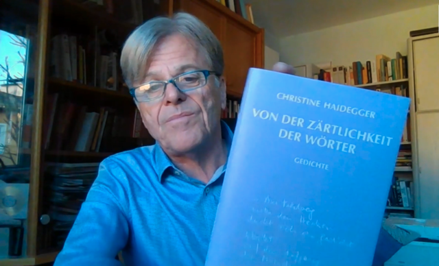 Kulturvermittler und Autor Peter Reutterer stellt in unserem Bezirksblätter-Video das neueste Werk von Christine Haidegger "Von der Zärtlichkeit der Wörter" vor. | Foto: Screenshot Video