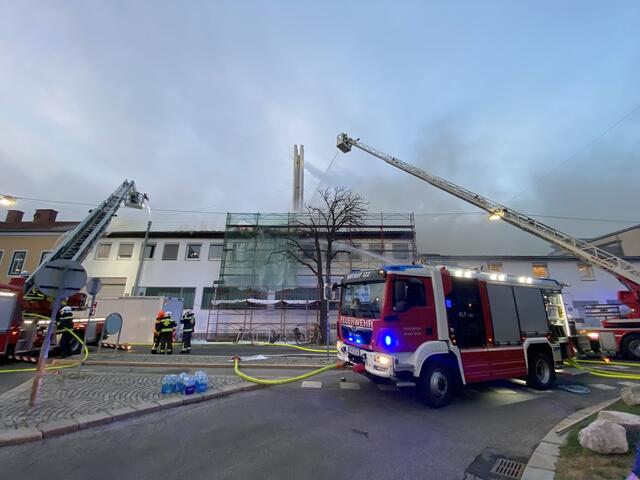 Die Berufsfeuerwehr Wien ist derzeit in der Erlaaer Straße im 23. Bezirk mit Löscharbeiten beschäftigt. | Foto: Stadt Wien/Feuerwehr 