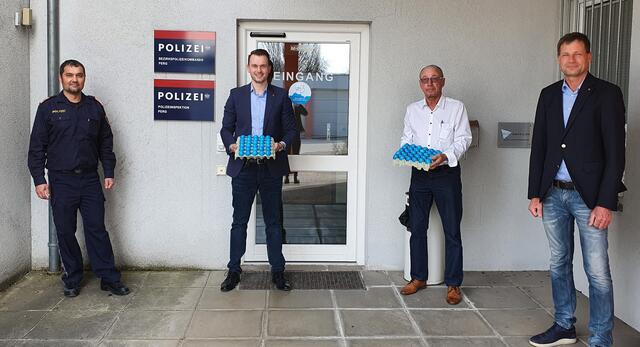 Vizebürgermeister Andreas Köstinger (2. v. li.) überbrachte zusammen mit Stadtrat Andreas Gierer (rechts) Ostereier an Vertreter der Einsatzorganisationen.
