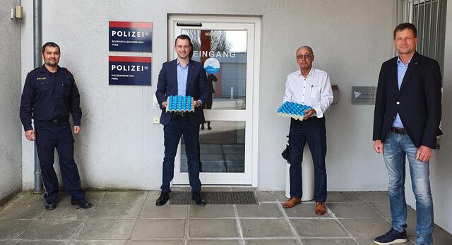 Vizebürgermeister Andreas Köstinger (2. v. li.) überbrachte zusammen mit Stadtrat Andreas Gierer (rechts) Ostereier an Vertreter der Einsatzorganisationen. | Foto: FPÖ Perg