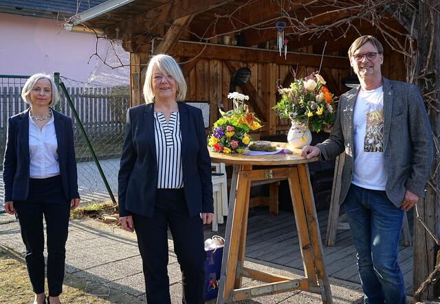 Helene Lexer (m.) geht in Pension. Dazu gratulierten Bgm. Erwin Eggenreich und die Nachfolgerin als GF vom "Verein Christina lebt", Michaela Kaufmann. | Foto: Stadt Weiz