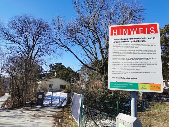 Auf dem Hinweisschild vor dem ehemaligen Kindertagesheim in der Anton-Haidl-Gasse steht es schwarz auf weiß: Landschaftsschutzgebiet. | Foto: Alain Tisserand