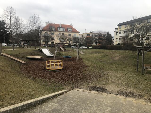 Das weitläufige Areal am Furtwänglerplatz bietet jede Menge Raum um zu spielen.