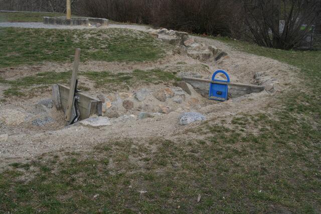 Im Sommer blubbert das Wasser bis zur Holz-Sperre.