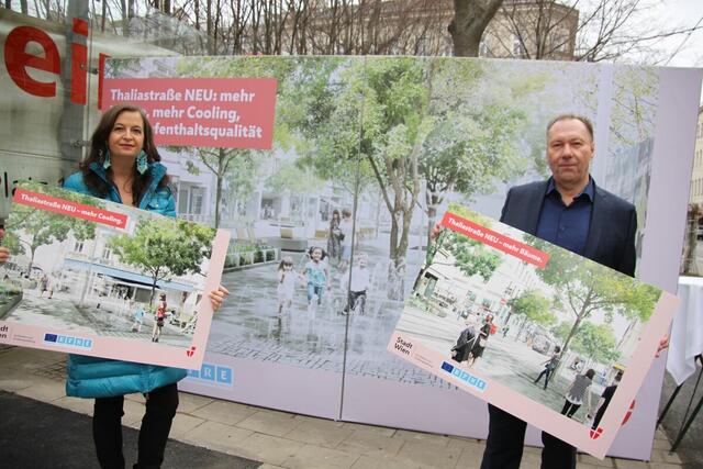 Stadträtin Ulli Sima und Bezirksvorsteher Franz Prokop (beide SPÖ) präsentierten am Hofferplatz die finalen Pläne für die Neugestaltung der Thaliastraße. | Foto: mjp