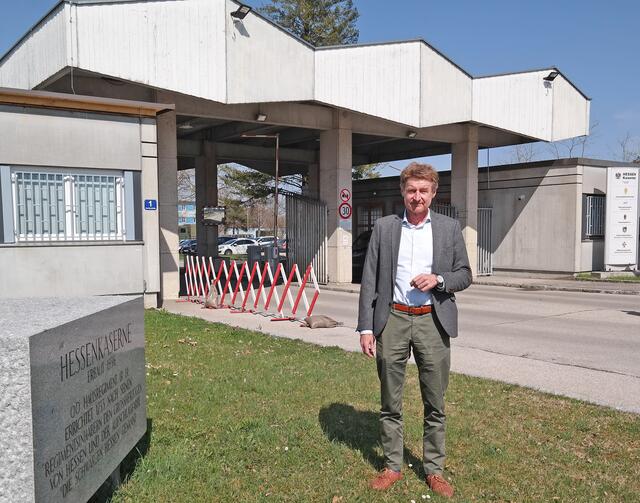 Vizebürgermeister Gerhard Kroiß bei der Hessenkaserne in Wels. | Foto: Stadt Wels