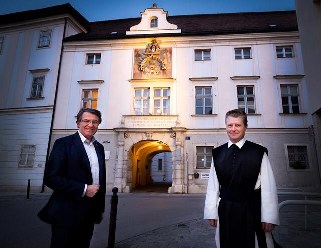 Kulturstadtrat Franz Piribauer und Pater Michael Weiss beim nun wieder beleuchteten Neukloster-Portal. | Foto: Weller, Stadt WRN