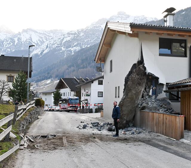 Der vier Meter große Felsbrocken traf das Haus im unteren, leer stehenden Bereich. | Foto: zeitungsfoto.at