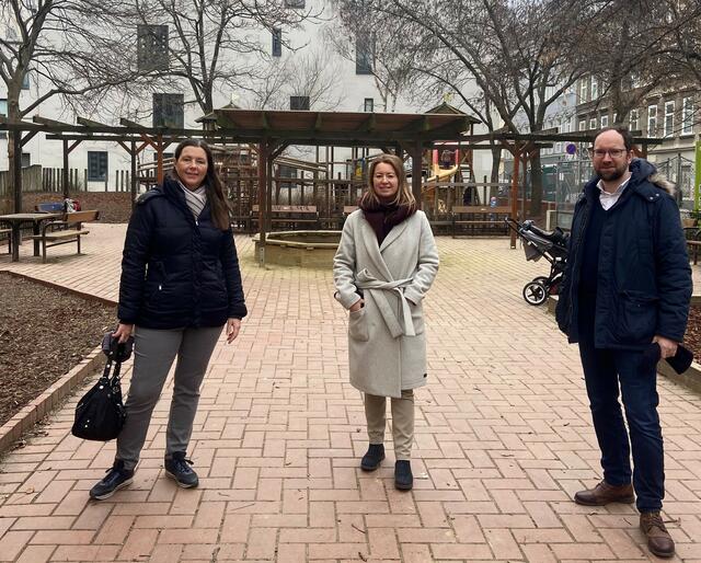 Bezirksvorsteherin Silvia Janković (Mitte) freut sich mit Katharina Ranz und Wolfgang Mitis auf die Umsetzung des Wasserspiels im Willi-Frank-Park. | Foto: BV 5