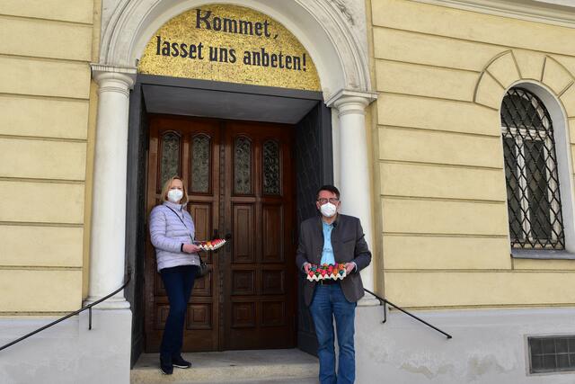 Klubobmann Alexander Maly und Maria Böhm spendeten Ostereier an die Kirche der Klarissinnen. | Foto: Markus Spitzauer