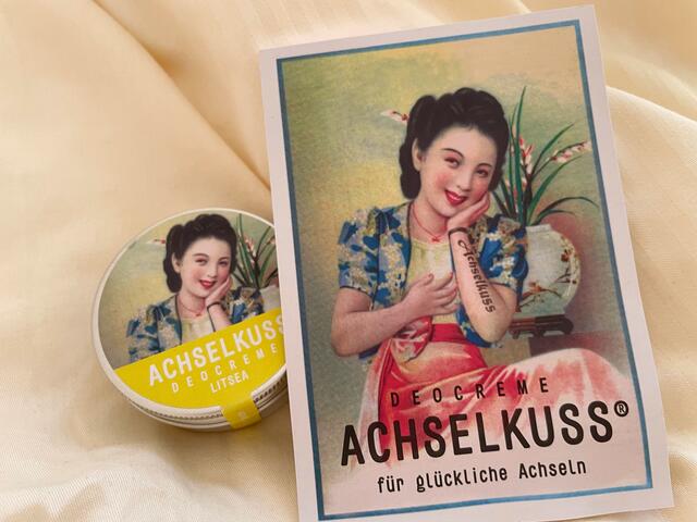 Eine Überraschung im Krankenhaus: Nach der Operation wartet auf Sandra eine "Achselkuss"-Deocreme"– inklusive Karte mit persönlichen Worten und Genesungswünschen von Martin Heusler.