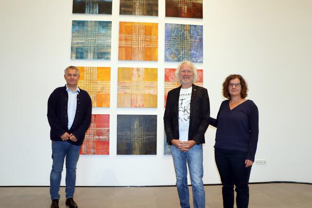Jubiläumsausstellung im Arlberg 1800: Künstler Peppi Spiss (Mi.) mit Lisa Krabichler und Bgm. Helmut Mall (li.). | Foto: Othmar Kolp