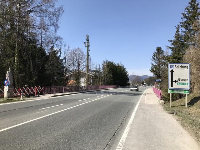 Vom 6. April bis zum 9. Juli für wird in St. Gilgen die Zinkenbachbrücke (im Bild) umgebaut und die Bundesstraßenunterführung Langgasse saniert. Der Verkehr auf der B158 wird in diesem Zeitraum einspurig geführt.