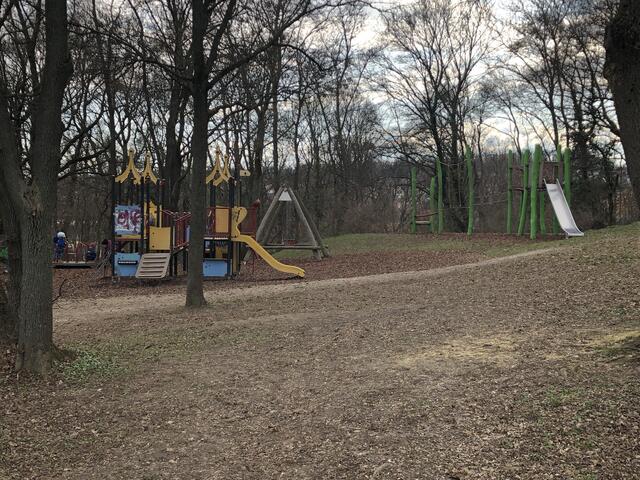Kinderspielplatz am Roten Berg Ost liegt herrlich unter Bäumen