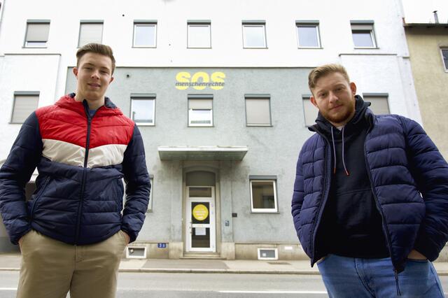 Die Zivildiener David Ilk (l.) und Andrejas Balog fühlen sich bei ihrer Arbeit im "Haus der Menschenrechte" richtig wohl. | Foto: Baumgartner/BRS