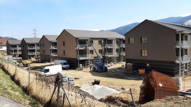 Der Bau der 40 Wohnungen am Kindberger Roseggerweg befindet sich bereits in der Zielgeraden. Der Erstbezug findet im Herbst statt. | Foto: J. Hofbauer