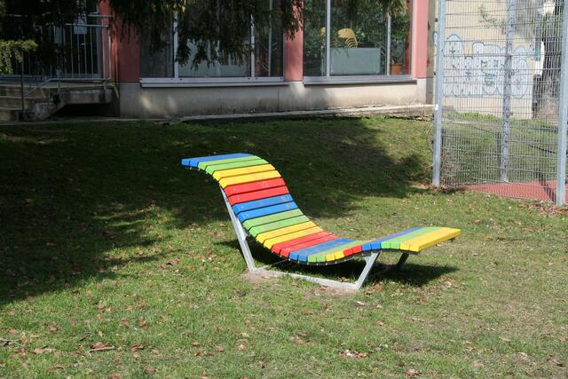 Zum Ausruhen nach getanem Spiel: Eine bunte Liebe im Arthaberpark.