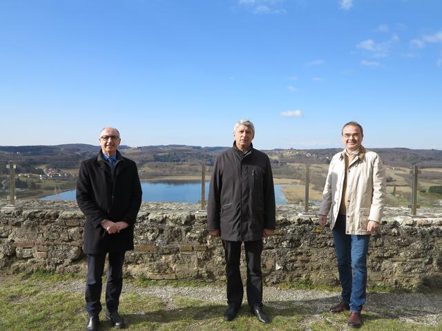 Vor der neuen Glassicherheits-Barriere auf Burg Güssing: Stiftungsadministrator Werner Unger, Bgm. Vinzenz Knor und Burgmanager Gilbert Lang (von links).