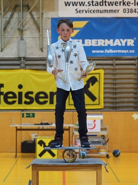 Der junge Zirkusartist Emilio Brumbach bot in der Halbzeitpause eine beeindruckende Show | Foto: Sportunion Leoben/Leithold