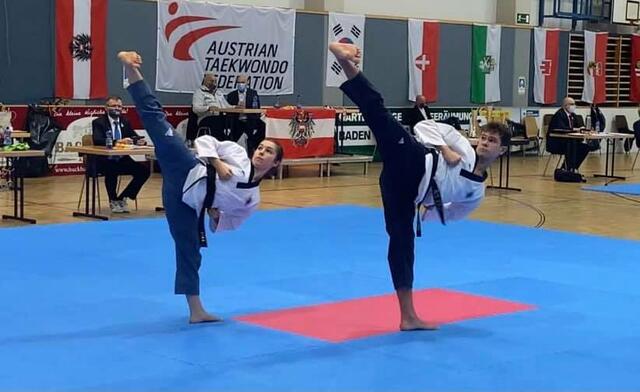 2020-10-25-StaatsmeisterschaftPoomsae02020
v.l.n.r: Nina Reinsperger, Savo Kovacevic, mit YOP-Chagi (Side-Kick)