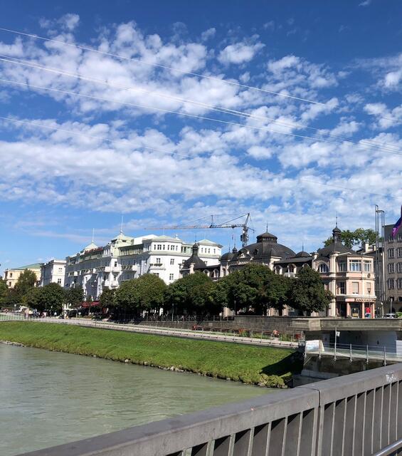 Am Salzach-Kai wurden aufgrund des zunehmenden Müllaufkommens zusätzliche Mistkübel aufgestellt.  | Foto: Lisa Gold
