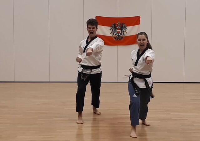2021-03-21-Belgien Open Poomsae-Pair U 30
v.l.n.r: Savo Kovacevic, Nina Reinsperger mit Momtong Jirugi (Fauststoß)