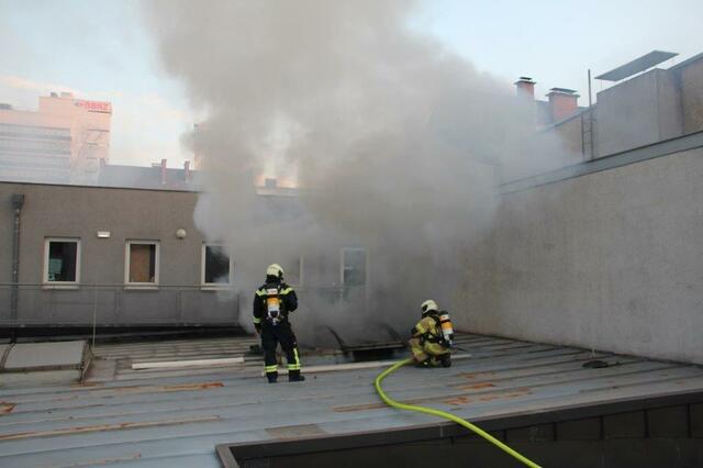 Nachbarn hatten den Brand bemerkt und die Feuerwehr alarmiert. | Foto: Berufsfeuerwehr Linz