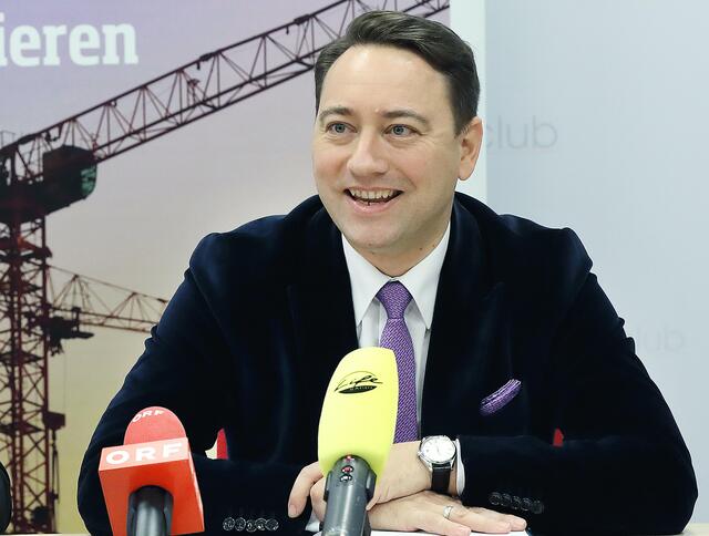 "Mein schwerer Krankheitsverlauf hat mich bestätigt, dieses Virus sehr ernst zu nehmen", sagt Manfred Haimbuchner. | Foto: Land OÖ